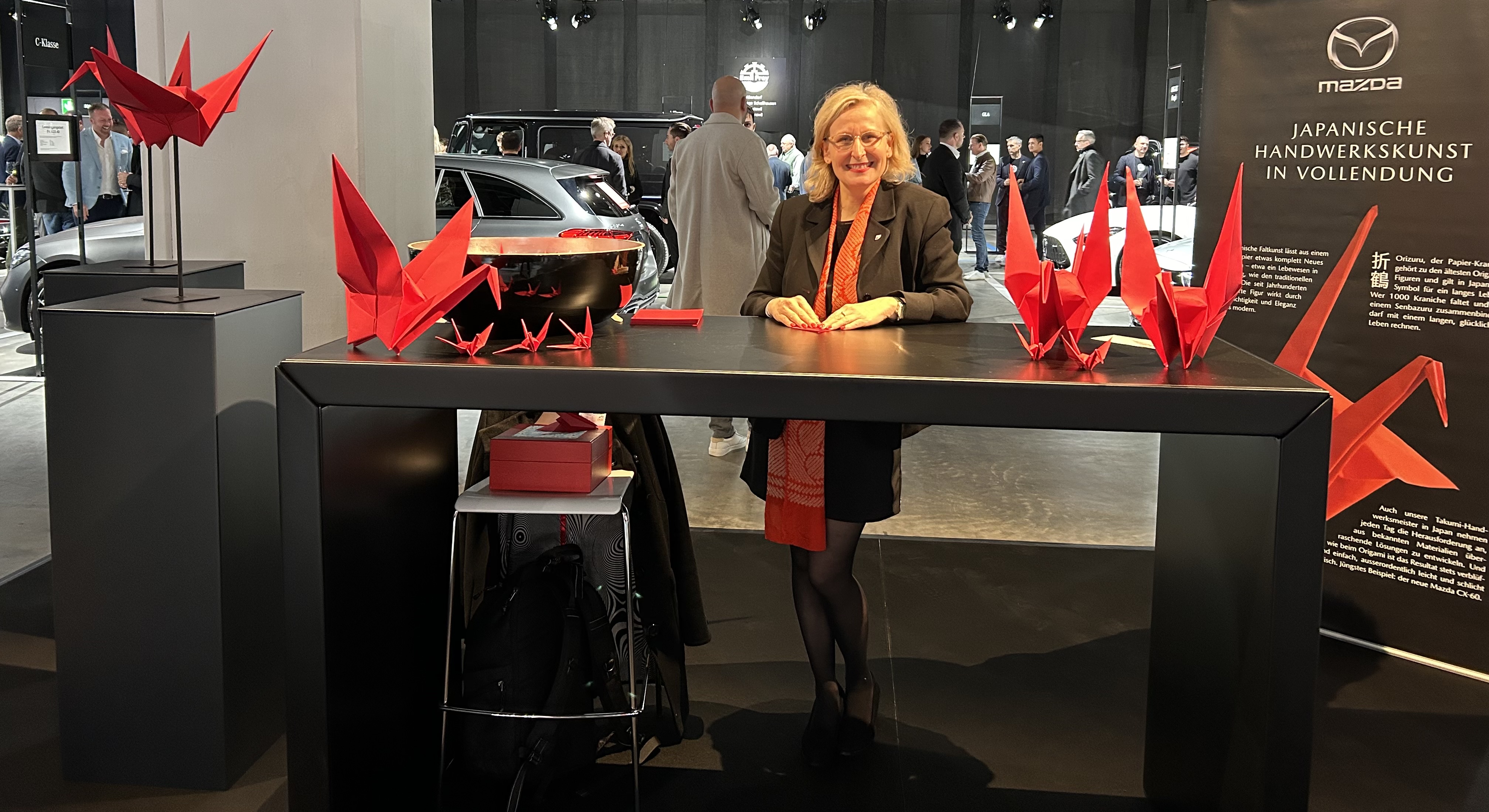 origamiART Lea Brühwiler faltet Origami-Glückskraniche für Mazda an der Auto Zürich 2024, Messe Zürich